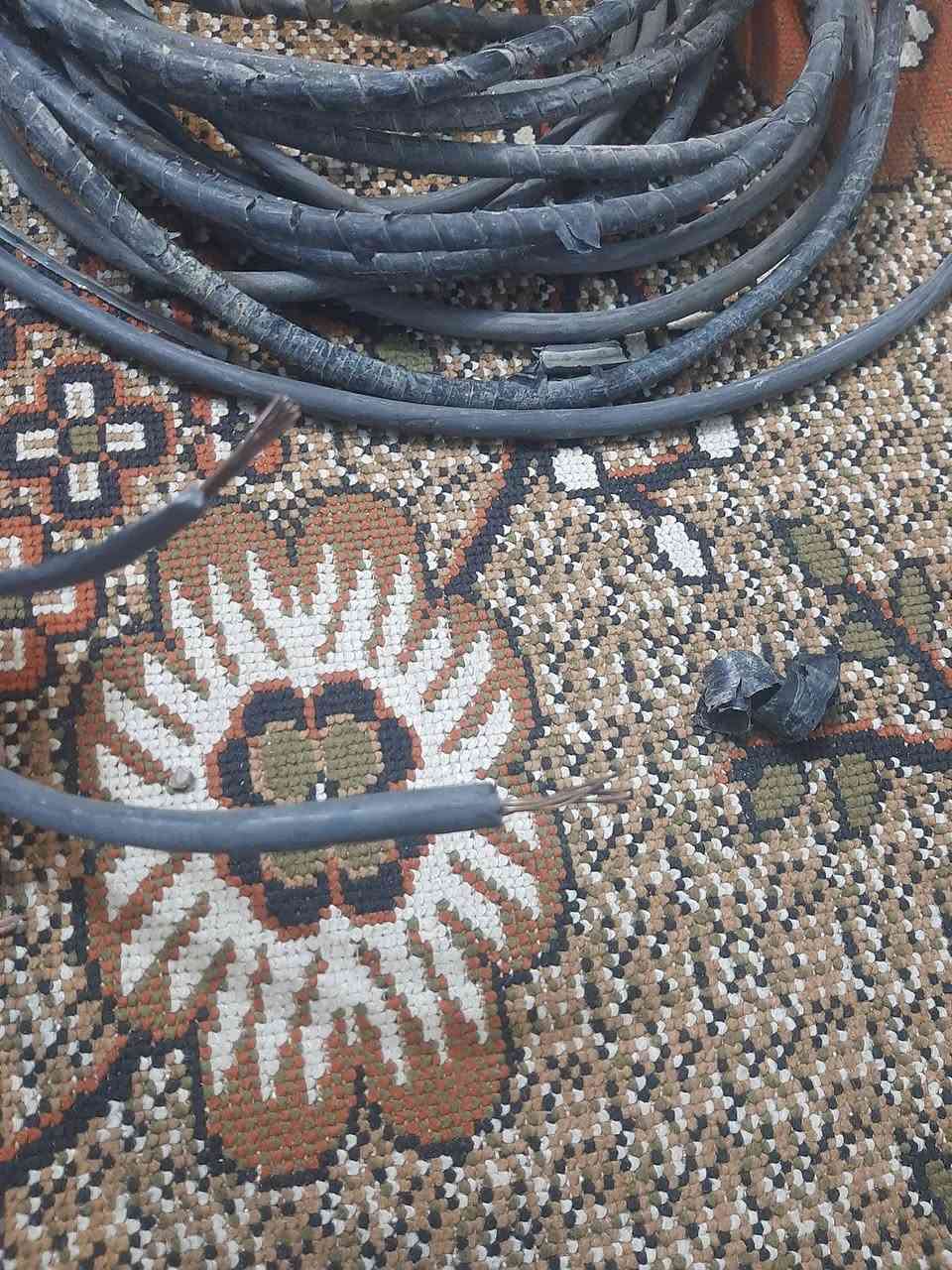 سلام عليكم كيبلين للبيع واحدثلاثي واحدثنائي طول ١٦مترالواحدتواصل عل رقم بي واتساب***********
