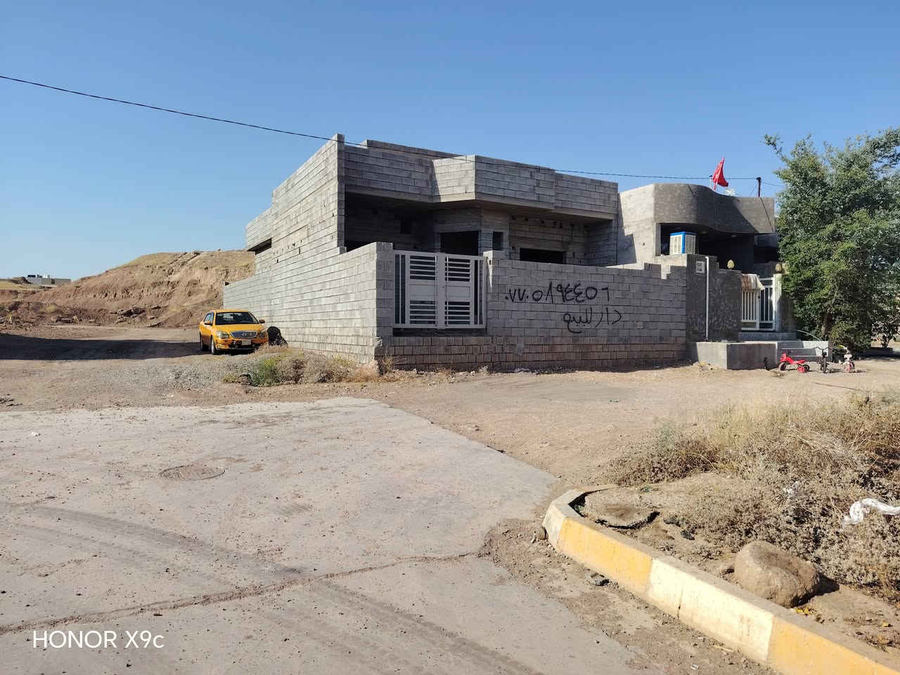 هيكل للبيع في سيروان قريب من جامع رسول أعظم مساحه البيت ٢٠٠ ويوجد مساحه كبيره في الخلف ألبيت رباط أرضي رباط سقف بيتونه كامل ستاره باقي التفاصيل خاص رقم التليفون *********** وأيوجد واتساب
