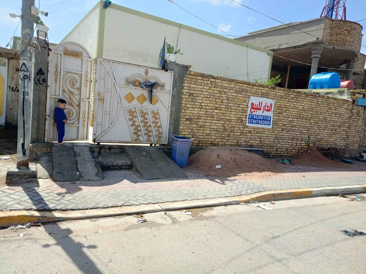 بيت للبيع حي الصدر الرابع قرب مدرسة العراق موقع البيت كلش مميز عالشارع الرئسيه مساحت البيت 301 بالطابو مع فضله 60متر تابعه للبيت 
مكون من صالتين وبراني ومطبخ وغرف اثنين جوه مع مخزن بالاخير يصلح غرفه مساحة كلش جبيرة موقع تجاري يوجد غرفة بالطابق الثاني فقط الاستفسار الاتصال 
***********
