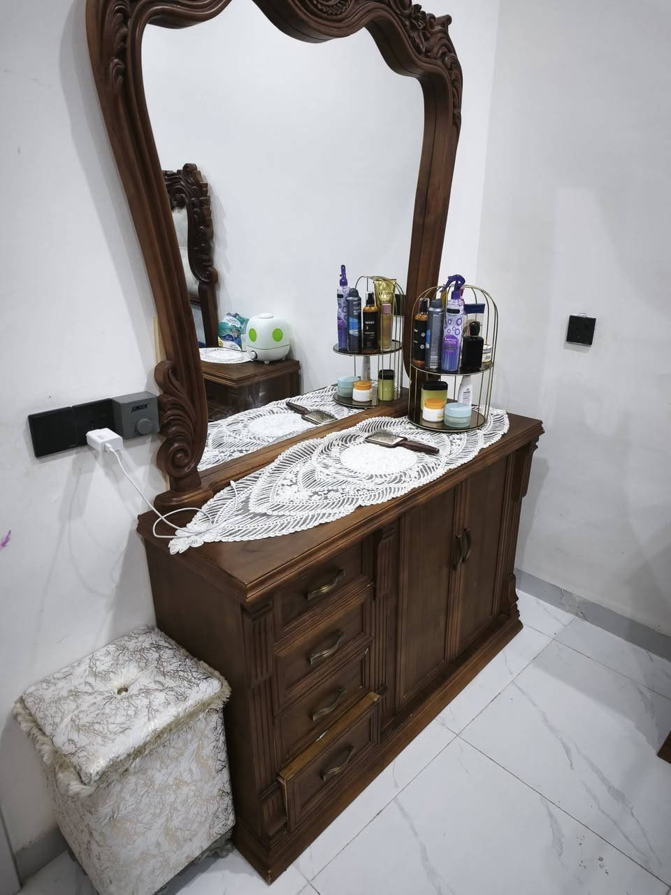 ميز طعام منشأ تركي 6 مقاعد
العنوان روناكي قرب جامع الشهداء 
السعر 250 وبيه مجال 
وغرفه نوم صاج داخل وخارج السعر 2و800 وبيه مجال 
للتواصل الاتصال على الرقم ***********
