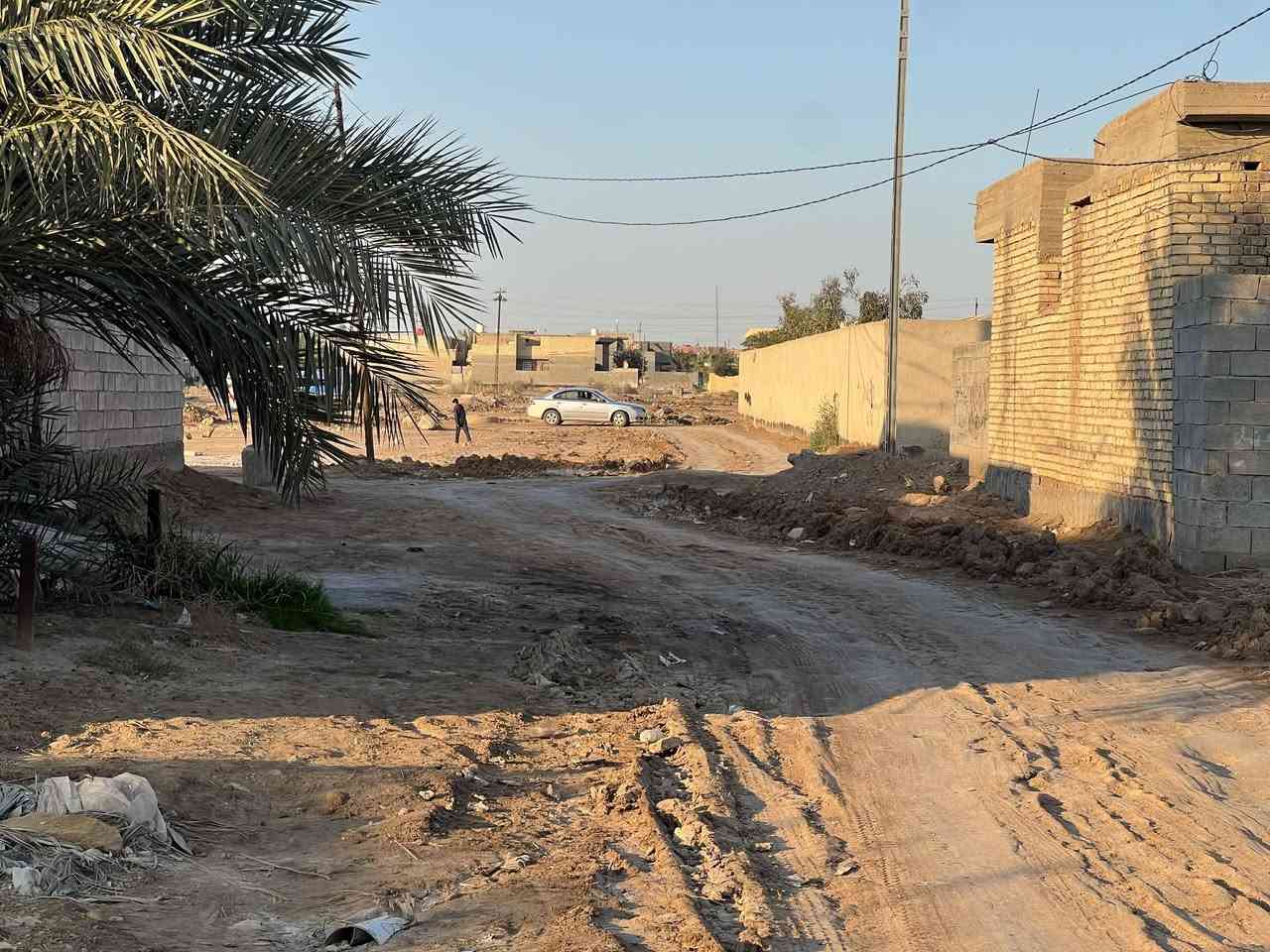 بيت طابو صرف مساحتة ٢٠٠م حي الأمير مجاور مدرسة الصادقون يحتوي على غرفتين نوم وصالة واستقبال ومطبخ بناء بلوك والسكف عكاده اساس صب ورباط ع شبابيك البناء حديث 
للاستفسار ***********
*********** او مراجعة مكتب أمتار للعقار
