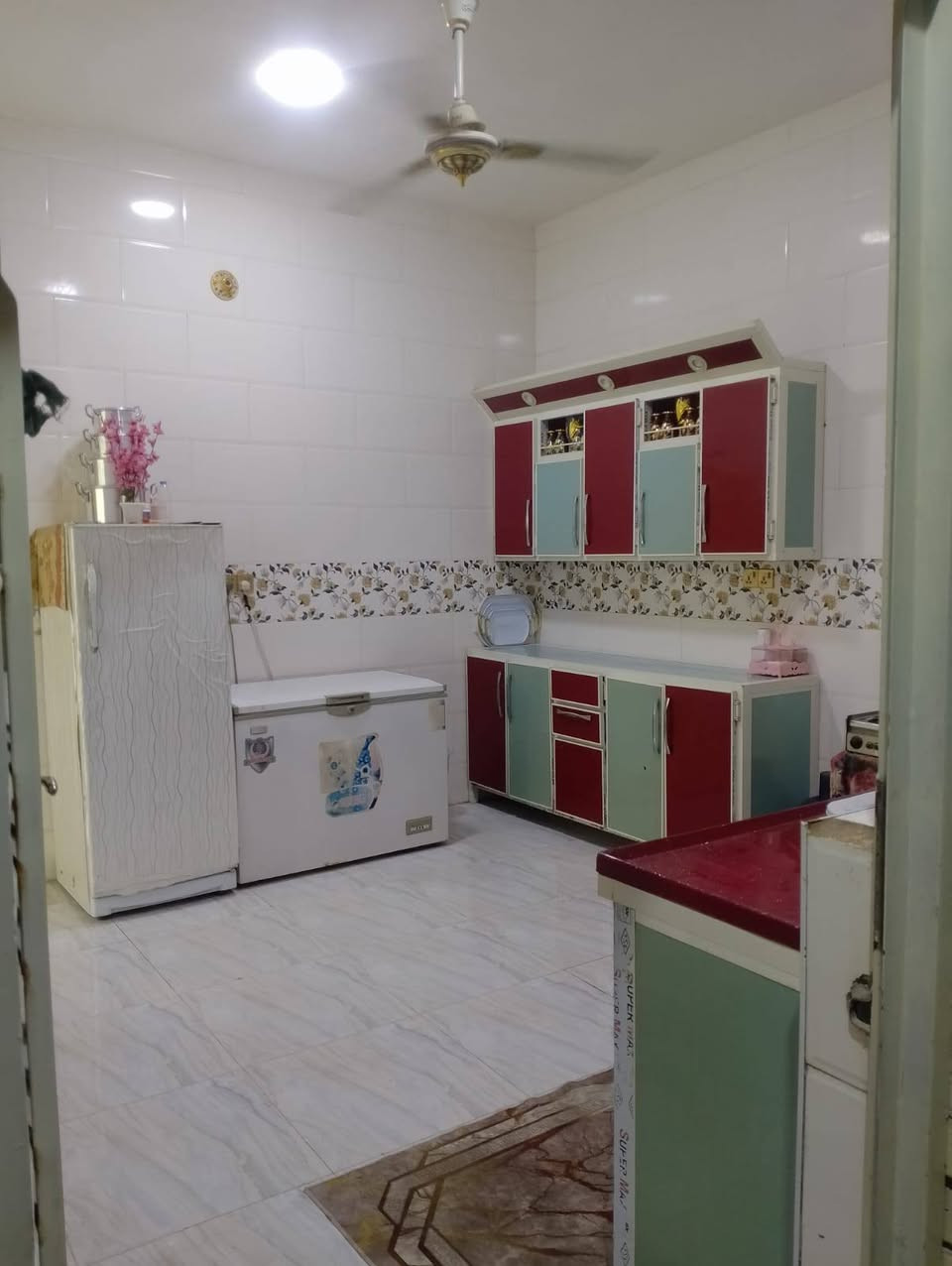 سلام عليكم بيت مساحته 200 متر موجمع نبيل شارع چفل بدايت موجمع
وجه ٧بيت جاهز غرفتين ٥في٥ صاله ٧ في٤ استقبال ٧في٤
صيحات  جوه وبره  مومو ١٠ طول وعرض متر ونص  صطح
فرشي صتاره كامله  ***********
