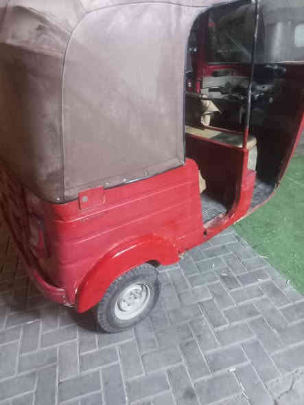 سلام عليكم تكتك مديل ١٨  للبيع أوراق كامله عوزه تعمير بيه اخياسات مال الجاملغات مكان بغداد حي النصر ***********  سعر 2و  400. وبيه مجال
