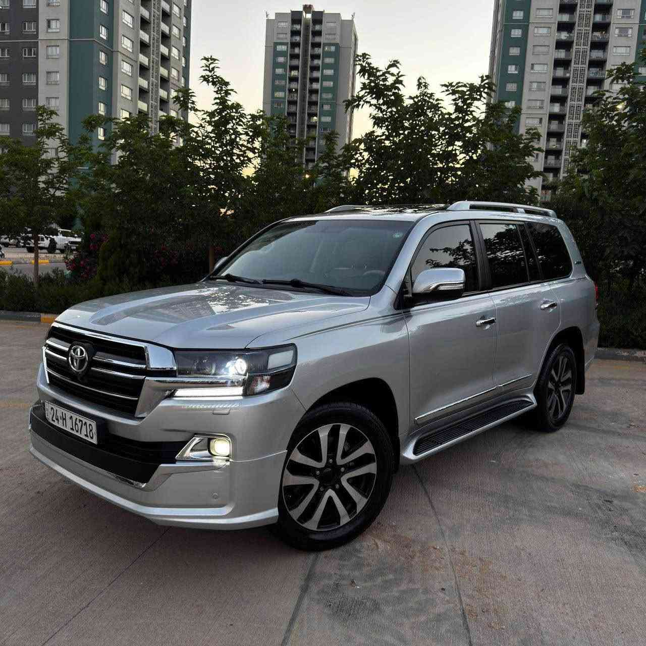 Land Cruiser 2017  V8  GX.R 
مودیل 2017  
8 سلندر 4600
فول مواصفات GX.R معروفە (کشنات جلد و کهربائ - لایت لید و زینون - بصمە و تشغیل عن بعد - 8 ایرباک - ثلاجە - شحن موبایل - 3 شاشات بلادی - سلاید و بعد بیلا هوایە مواصفات 
———————————————————————————————
مکفول کفالە عامە بدون صبغ  - بدون رصعات - بدون شخط حتی الرمل مابیها بس بیها بارد کلش صغیر و میبین لوککککک

———————————————————————————————

ماشی 140 الف کم حقیقی 
سنویە جدیدە و بسمی تحقیل و الوکالە حاظر نفس الیوم 
تایرات دانلوب اصلی و جدیدە و مسویلها سیرفس کامل 
———————————————————————————————
سعر بلاششششش جو سوک 398 ورقە و مجال کلش بسیط
مکان سلیمانییە 
تلفون *********** السليمانية, العراق
