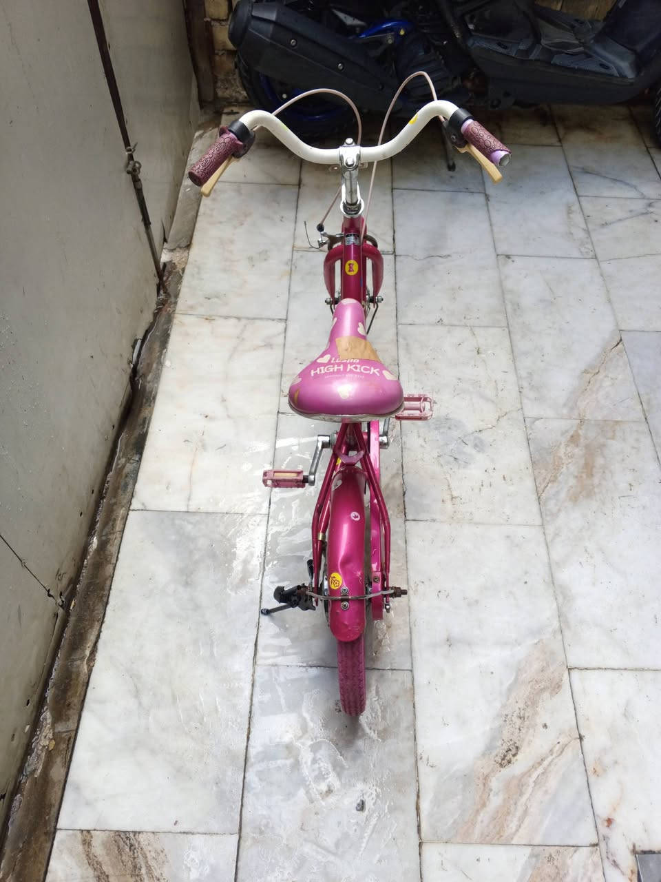 السلام عليكم 
بايسكل اطفال ياباني للبيع كسر حاوية سعر 65 الف مواصفات البايسكل:-
1- الون وردي مميز 💞.
2- الحجم 16 + تايرات لون وردي مميزات كتان اصلي ⚜️.
3- بريك امامي+ خلفي شغال 💯.
   🛑 مكاني 🏡 بغداد الشعب شارع الصحة قرب سوق صبح 🛑 يتوفر خدمة توصيل 🛑 رقمي للستفسار ***********
