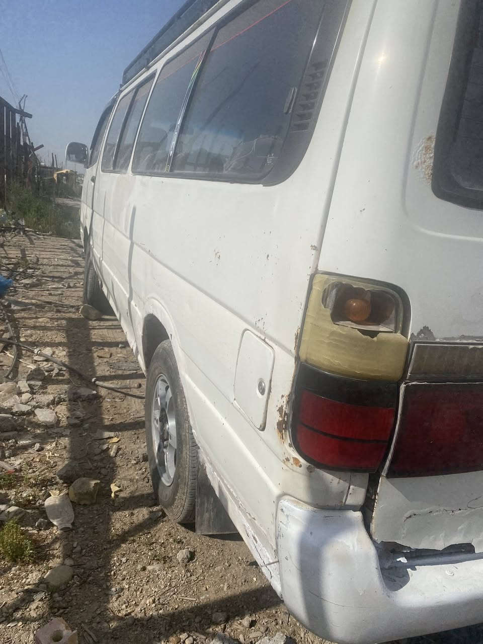 سلام عليكم كيا عبريه للبيع موديل ١٠ سياره نضيفه وشغاله مكينه جديده بيهة تخم تاير باتري جديد سياره مطلوبه غرامات ماعرف جكد عل مشتري وراعيهة موجود جاهز للتحويل مكان سياره بغداد السعر 16ورقه 
الرقم ***********
