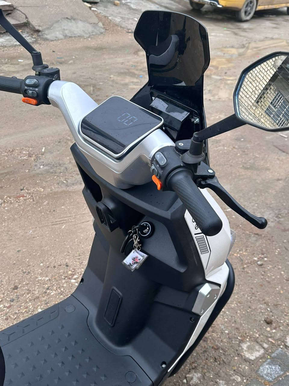 سلام عليكم ورحمه الله وبركاتو 
دراجه شحن الصاعقه موديل 2026
شركه واحد عراق  معروفه 
ملف 2000 عدد البطاريات 6كبار مسطره
عدد التحويلات 4 
تقطع مسافه 70 k حقيقي 
 السعر 900 وبيه مجال بسيط جدا مكاني بغداد الزعفرانيه ***********
