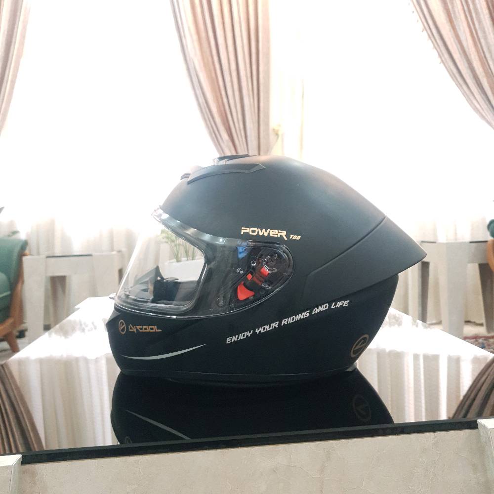 السـلـام عليكـ۾

خوذة دراجة LYCOOL Power 108 – COOL 
SEVEN
لون اسود طافي فك ثابت
جامه شفافة 
قياس M
الخوذة جديدة ونظيفة وبطانتها مريحه وبيها فتحات تهوية حقيقيات
حاصلة على شهادة DOT للأمان والسلامة
مكاني بغداد (حي اور) 