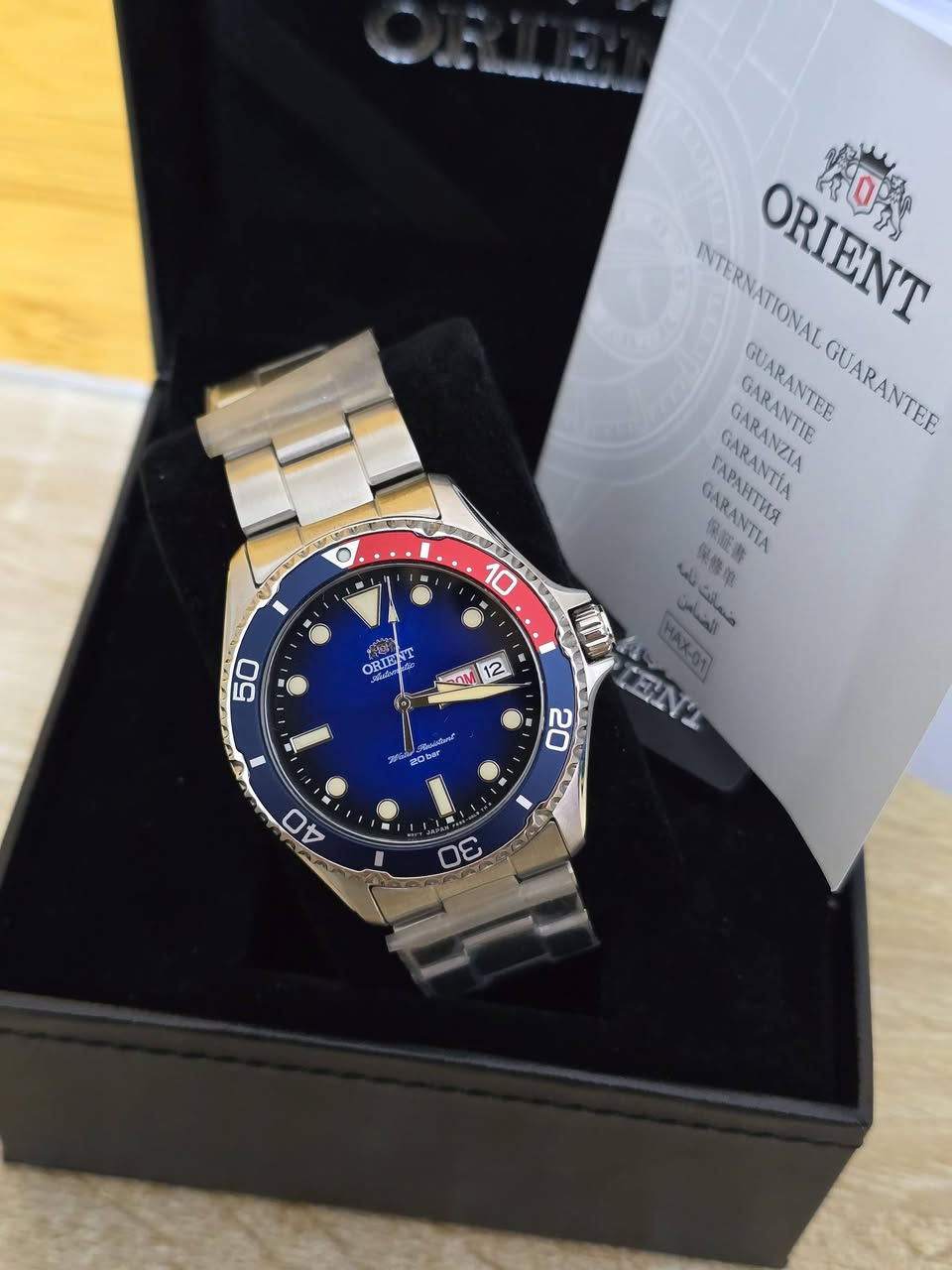 اورينت نيو ماكو كامسو [ مديل الببسي ] كاملة المرفقاة تجيك بالعلبة الاصلية ودفتر الضمان الكرنتي والكيس
⬛ موديل:  RA-AA081019       صنع في: اليابان 

❗️أصلي ضمان دولي لمدة عامين من تاربخ الشراء 
✉️ شحن داخل العراق  
تواصل واتساب ***********☎️
⠀..................................
⬛️ الحركة: أوتوماتيك 
⬛️ سلسلة: RA-AA081019
⬛️ احتياطي الطاقة 40 ساعة
⬛️ سهولة الرؤية في الظلام عقارب وارقام لامينوس 
⬛️ الوظائف: اليوم التاريخ الساعة الدقيقة الثانية
⬛️ طوق دوار توقيت ثانوي 
⬛️ السير: معدني ستانلس ستيل المقاوم 
⬛️ الزجاج: زجاج ياقوتي مقاوم للخدوش 
⬛️ مقاوم للماء: الجيل الرابع من ساعات الغوص قفل بحري 200 متر تحت عمق البحر 
⬛️ القطر: 42ملم
⬛️ الكثافة السمك:١٢٨مم
⬛️ الجنس: ذكر
⭐️ الأكثر مبيعاً..... لا تشيل هم للسعر.
