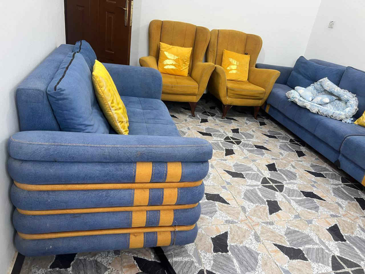 تخم ١٠ مقاعد
سعر ٣٠٠ بي مجال قليل 
***********
عنوان  قرب محطه اضواء بابل
