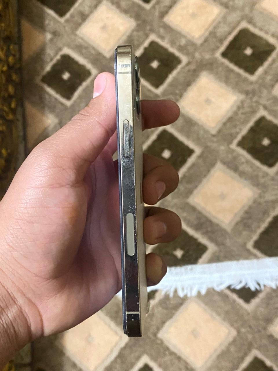 سلام عليكم آيفون ١٢برو فقط للبيع مبدل شاشه وبطاريه والذاكره ٢٥٦بطاريه ٩٤الجهاز نضيف جدا وخير من الله بس فقط بي شويه الشاشه من جوه مفتوحه فقط ما ممثر حته على الشاشه والسعر خاص الاتصال***********
