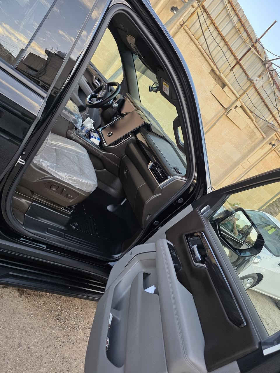 GMC elevation 2025 وكالة المنصور 
رقم بغداد مميز تحويل مباشر بأسمي .الاضافات بيها درع جامه اماميه 
تغليف ppf ضمان ١٠ سنوات 
داخل السيارة ايضا مغلف كامل 
كت كامل للسيارة بلاك اديشن اسود وكاله ضمان 
اغراض السيارة كامل بدون استخدام 
مكان السيارة  بغداد الاعظمية *********** 
السعر 660 ورقة 
**علماً انه الزيرو ٦٤٥ بدون رقم
