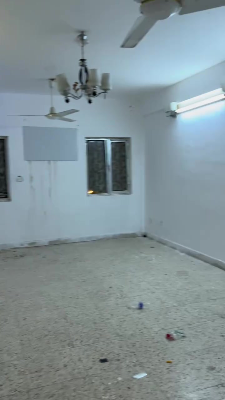 شقه للايجار في مجمع الشموخ السكني قرب مجمع تينا غرف عدد 3 حمامات عدد اثنين مطبخ استقبال +بلكونات عدد اثنين كما موضح بلفيديو 
سعر الاجار 450


**إذا كنت صاحب هذا الإعلان وتريد حذفه لأي سبب، رجاءا أرسل رسالة إلى الدعم الفني**