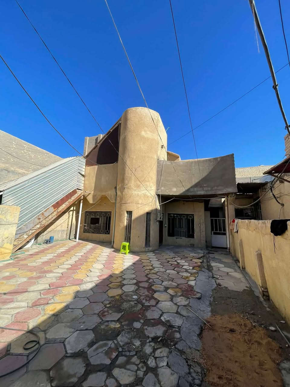 سلام عليكم دار للبيع مساحه. 250متر طابو صرف
الموقع كربلاء حي العسكري. مقابيل حديقه السجاد
يحتوي على استقبال 4 غرف
صب كونكريت 
الواجه10
النزال25
مع شقه خارجيه  
كافه الخدمات
***********
***********
