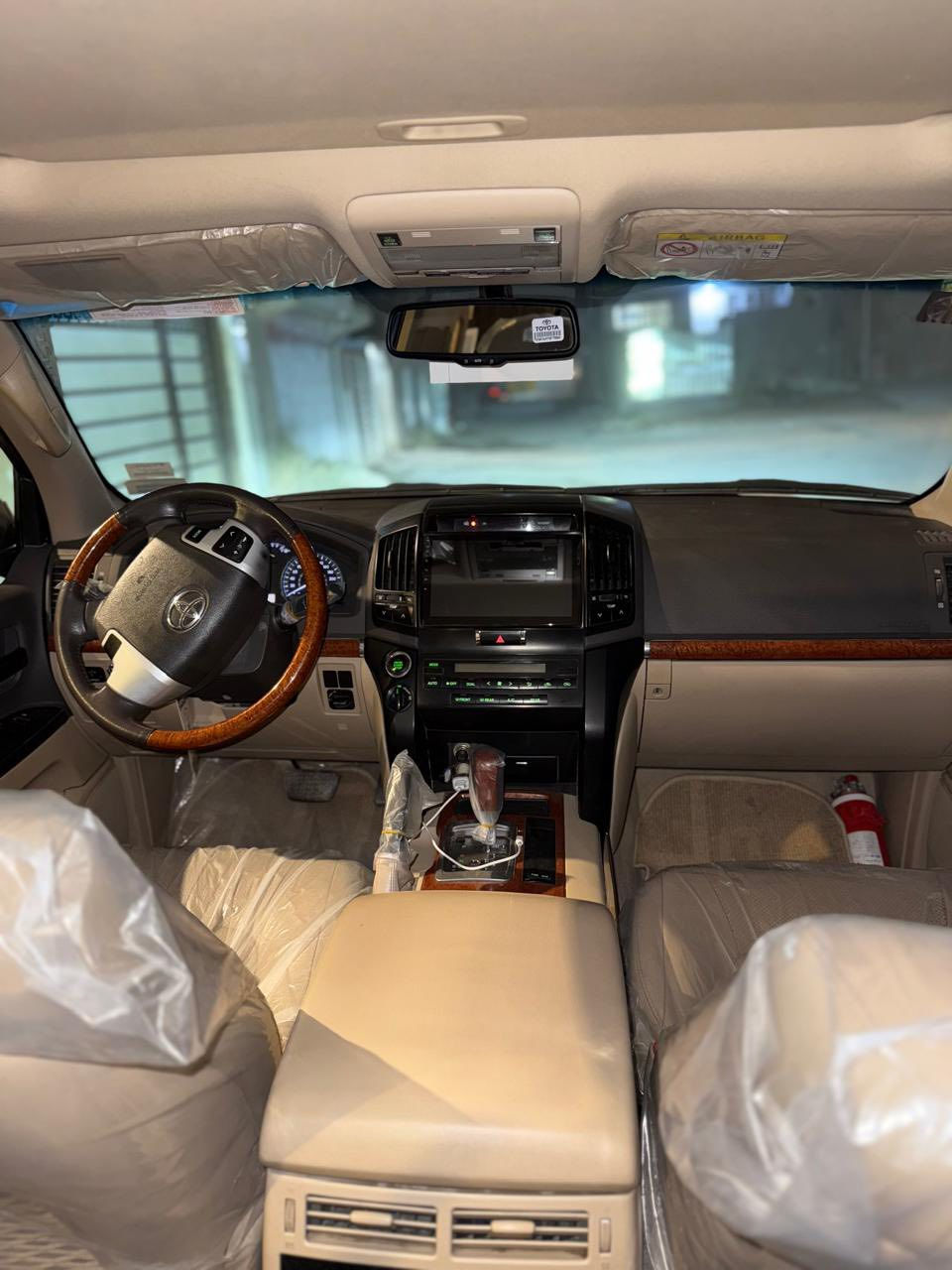 السلام عليكم 
لاندكروز 2014 ماشيه 152 مكفوله كفاله عامه السياره جديده لوك حتى الدعاميات السونار بلصور للاستفسار *********** السعر 415 بي مجال بسيط
