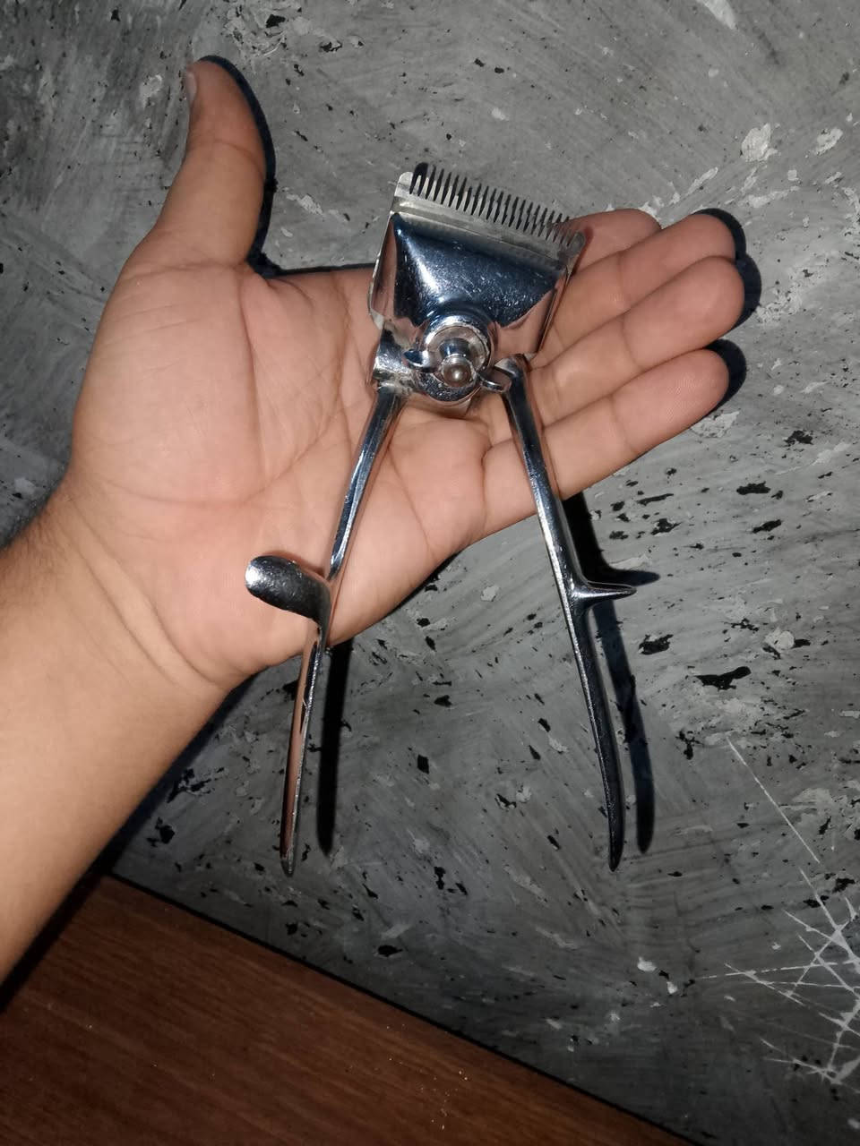 السلام عليكم مكينه يدويه تراثيه قديمه حيل  نظيفه السعر 20 عنوان بغداد موجود توصيل ***********
