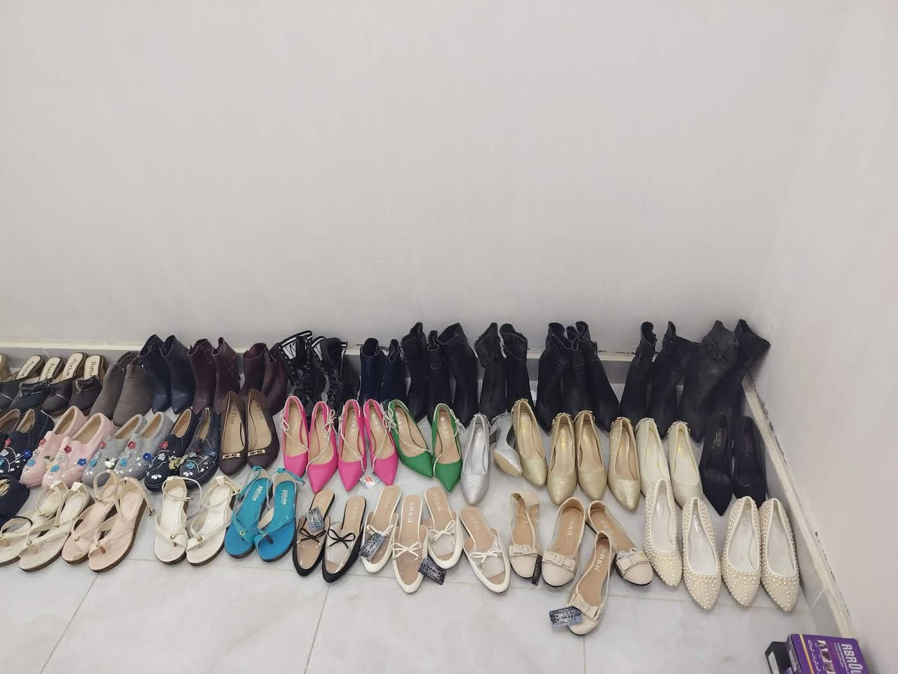 السلام عليكم بضاعة جديده تصفية مخازن لاصحاب المشاريع الجديده والباله ملابس كل الانواع  من (قمصان بنطرونات فساتين بديات دشداشة بيت سكرابات صدريات طبيه وعباية تخرج وشلات) اكثر من 260 قطعه
واحذيه اكثر من 100 قطعه
واكسسوارات اكثر من 600 قطعه وعارضات مكياج وعارضات ملابس تعلاكه وراس لعابة لعرض الحجابات واجهزة كهربائية
باسعار مناسبة ارخص من سعر الجمله للاستفسار
الاتصال ع الرقم ***********
