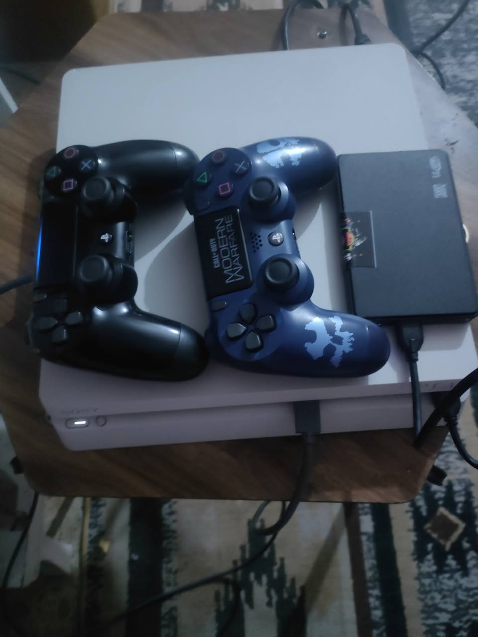 بلي 4 مهكر مثل ماموضح بالصور نظيف كلش وشغال ويا كارتونه ويوبي اس وهارد جهاز ذاكرته 500 والهارد 500 وجوستيك2  رايده 225 مستعجل على بيعته والله هذا مو سعره رقمي *********** مكاني كربلاء
