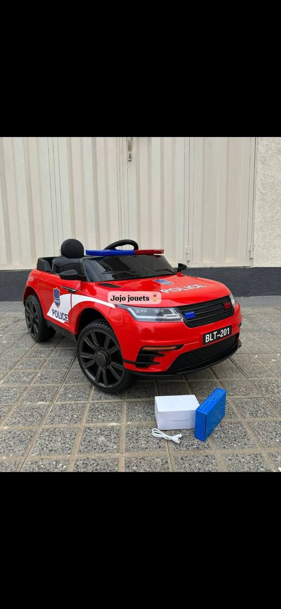 VOITURE RANGE ROVER POLICE 🔵🔴ELECTRIQUE 12V ⚡️
‎🎁🎊🎊 عرض خااااااص 🎊🎊🎁

✔️Batterie 12V7Ah. 
✔️4 Moteurs 💪.
✔️Télécommande 2,4 GHz.
✔️Fonction balançoire.
✔️Lumière Av et Ar LED.  
✔️Lumière de Police 🔴🔵. 
✔️Siréne de Police 🔴🔵. 
✔️Les amortisseurs. 
✔️3 Niveaux de Vitesse. 
✔️Design ergonomique.
✔️USB et Aux pour la musique.
✔️Bleutooth. 
✔️Carte SD. 
✔️Tranche d'âge : 1 à 7 ans. 
✔️Portes ouvrables. 
✔️Vitesse maximale : 10km/h
✔️Ceinture de sécurité.
✔️ Capacité de charge : 60 Kgs.

✅Les couleurs : Noir / Blanc / Rouge✅

‎📦🚚التوصيل مجاني لجميع المدن مع الدفع عند الإستلام. 

‎💵 تخفيضات 🤩🤩🎈


**إذا كنت صاحب هذا الإعلان وتريد حذفه لأي سبب، رجاءا أرسل رسالة إلى الدعم الفني**