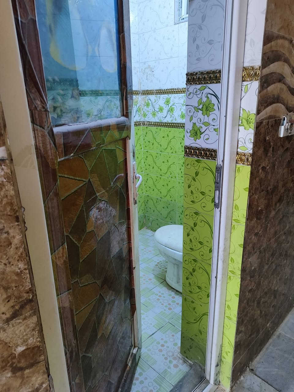 سلام عليكم بيت للايجار في حي اور  قرب مدرسة الإستقامة طابق ارضي متكون من استقبال+ غرفة نوم + خدمات كما موضح بصور للاستفسار خاص او على رقم ***********
