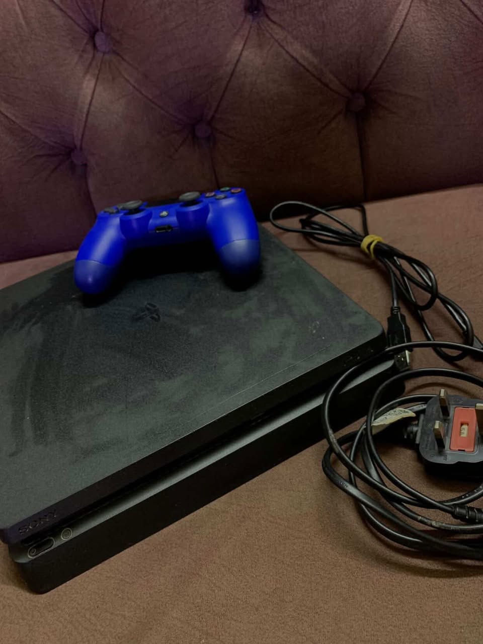 سلام عليكم بلي 4 سلم اونلاين   مفتوح  لتنضيف فقط  وياه يده تجاريه و كيبل شحن  اصلي  وكامل ملحقاته البلي نضيف  من بره ومن جوه شخط مابي  السعر 250 وبي مجال العنوان بغداد حي اور التواصل واتساب *********** او خاص
