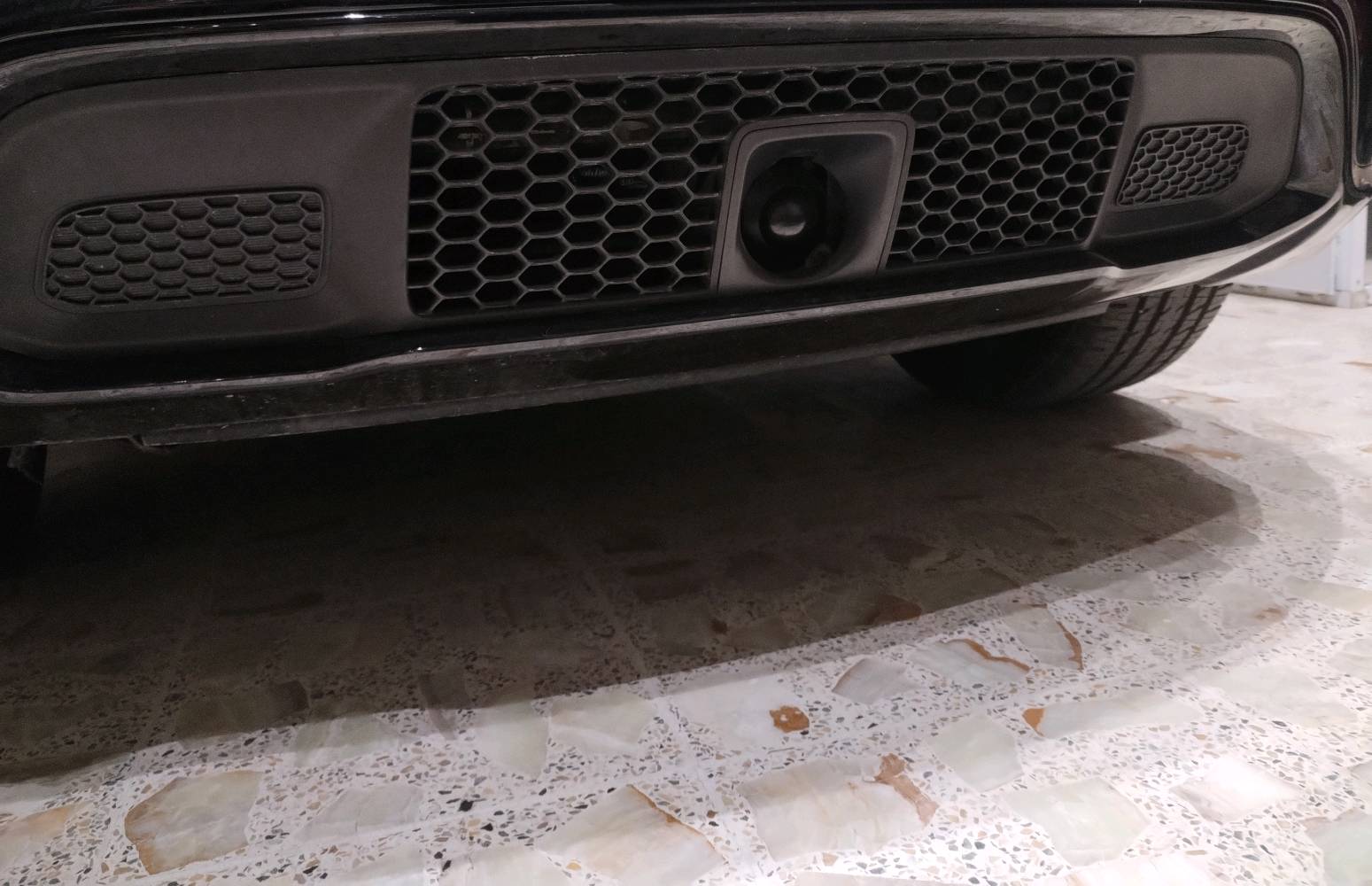 جيب كراند شيرو كي الفئه الثمانينيهth80  موديل 2021 وارد ماشيه 42 ميل  رادار امامي بيها صبغ نص احزام اثر شخوط  حادثها الجاملغ الايسر   لغود شاصي  ايرباكات كلهن مكفولات السياره باسمي واني مستوردها واني مصلحها .سياره ماناقصها اي شي   مراوس برادو  حسب الاتفاق  عنواني بغداد 