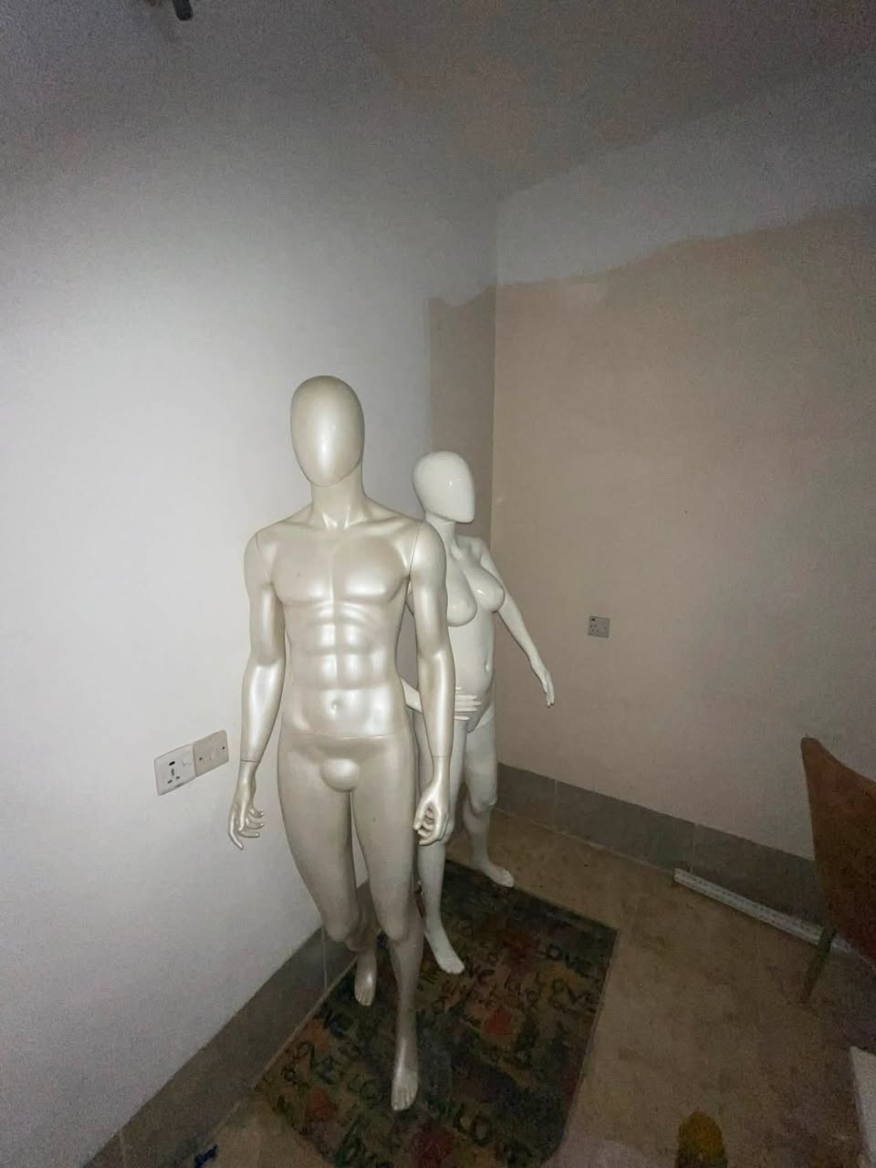 مالكانات لعرض الملابس جوده ممتازه وقويه مو خفيفه رايدها ب 275 ومجال خفيف مكان اربيل هفلان رقم واتساب ***********
