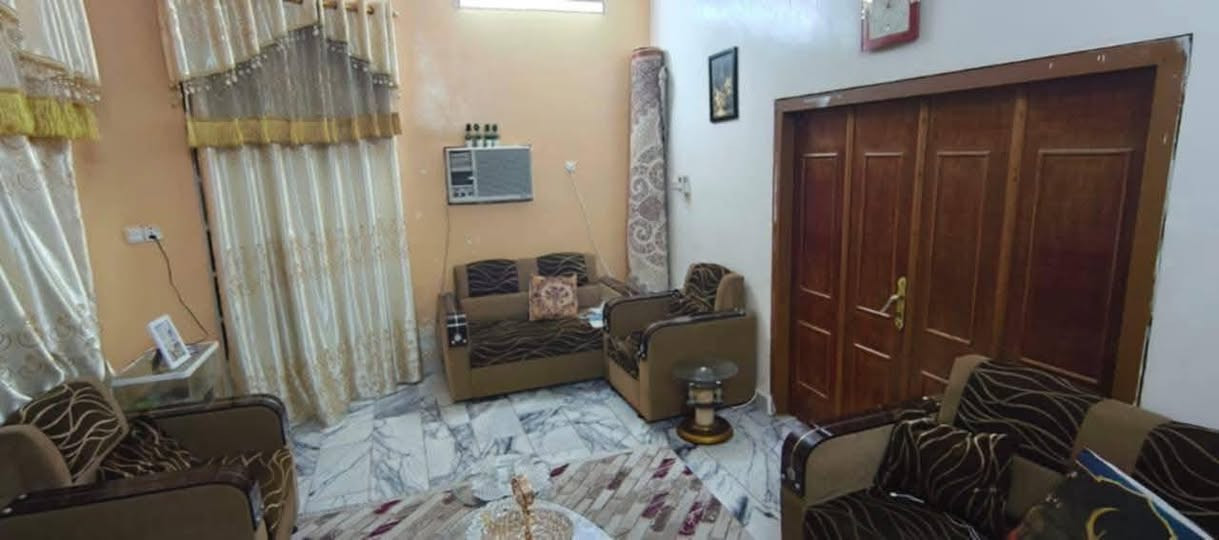 #دار_للـبيـع 🏠📍 الموقع:الديوانية #حي_الجامعة
قريب على شارع 20 التجاري
مساحة 100متر
📐 الواجهة: 10 متر
📏 النزال: 10 متر

📄 الطابو: صرف حر، غير مطلوب

🏡 الدار طابقين ويحتوي على:

🔹 الطابق الأول:

* استقبال
* صالة
* مطبخ
* صحيات
* گراج

🔹 الطابق الثاني:

* غرفتين نوم
* صالة
* صحيات
   للاستفسار 
***********
***********
مكتب أملأك للعقار العروبة شارع المتحف
