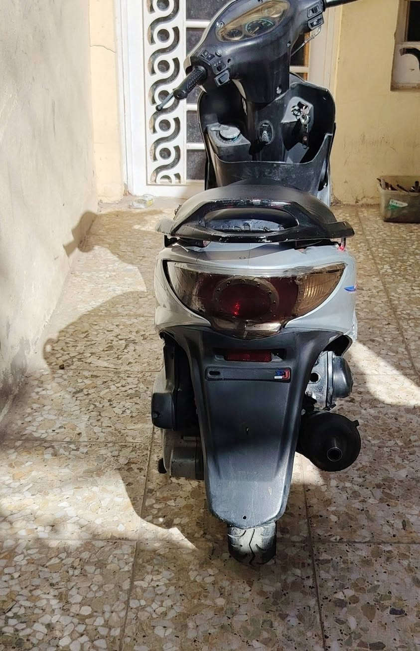 سلام عليكم ورحمة الله وبركاته
دراجه كامكو g4 للبيع (مفتوحه) لاستيك ولف 
الدراجه نضيفه كلش ماعوزه شي كهربائيات شغله سكات شغال لايت زنون عالي وناصي اشاير كله شغاله صالنصه رياضي بلادي دراجه فقط يرادله تبديل لاستيك ولف
كفرات ختم واحد كلهن.
مكاني نجف للتواصل *********** واتساب 
السعر 370 وبيه مجال الشراي
