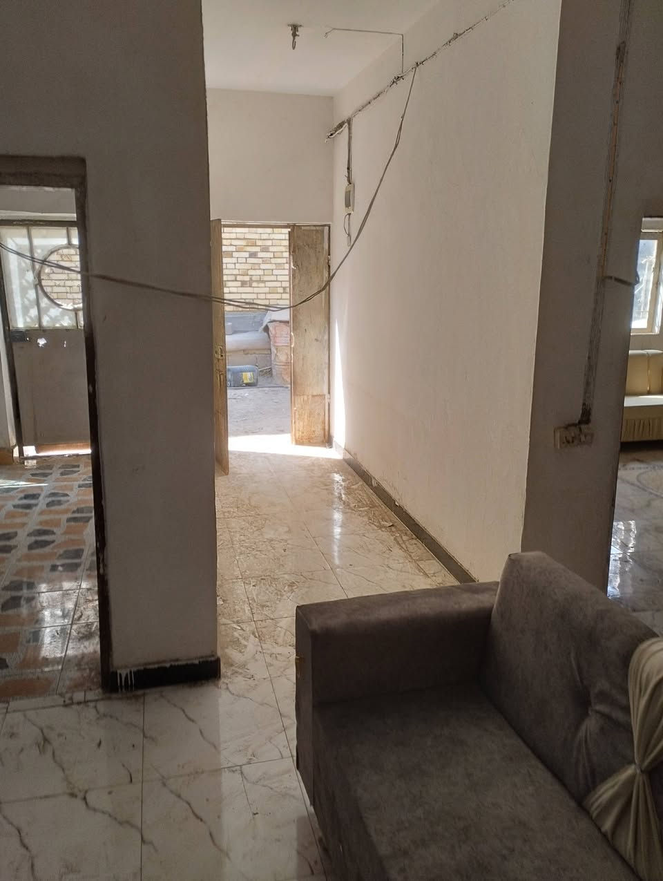 البيت بناء قديم بس مرمم وكله سيراميك 
البيت جاهز السكن وبيه محل 
البيت ٣ غرف وصاله جبيره ومطبخ وصحيات 
وديوانيه وبيه محل مجر شهر ٣٠٠
بالعافيه الي ياخذه البيت جبير باب المدرسه 
تبليط بلباب العنوان الناصريه الاسكان صناعي قرب صيطره ال بعظم عمود 17 مدرسه نهر الفرات بيت جاهز 
***********
