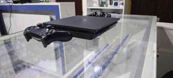 السلام عليكم
متوفر بلي ستيشن 4 سلم مهكر نضام 12.02 
حجم الهارد 1 تيرا بايت موجود بي 18 لعبه 
ويا جوستكين اصليات
ملحقاته كامله 

سعر الجهاز 300 الف دينار عراقي 
سعر نهائي 

لشراي يراسلني على هذا الرقم متوفر وتسأب 
***********
