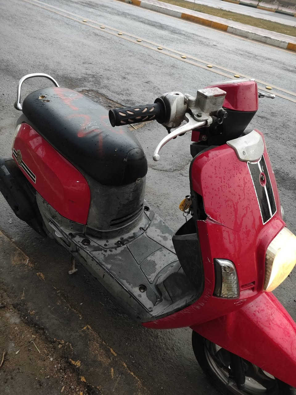 سلام عليكم بولسي للبيع مطلعه من المعرض ع ايدي بيه وصل  الكفرات مختمه كلهن المحرك صوته ناعم ومكفول الدراجه ناشفه بس بيه كسر بالكفر الامامي للتواصل *********** او ع الخاص
