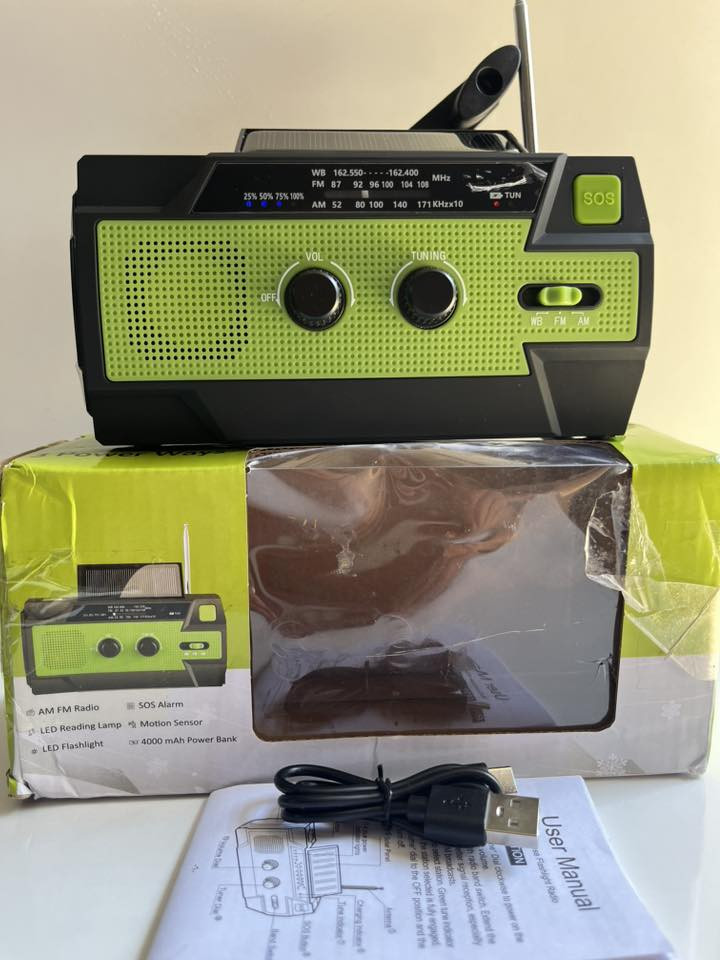 هذا المنتج هو راديو طوارئ يعمل بالطاقة الشمسية وبالمولد اليدوي، ويتميز بالمواصفات التالية: 
مصادر طاقة متعددة: يمكن شحنه عبر الطاقة الشمسية، أو المولد اليدوي (Hand Crank)، أو كابل USB. 
استقبال راديو: يدعم موجات AM و FM، بالإضافة إلى تنبيهات الطقس WB. 
إضاءة مدمجة: يحتوي على كشاف LED قوي للاستخدام في حالات الطوارئ. 
ميزات إضافية: يمكن استخدامه كبنك طاقة (Power Bank) لشحن الهواتف الذكية أو الأجهزة الأخرى
بطارية 🔋 سعة4000


**إذا كنت صاحب هذا الإعلان وتريد حذفه لأي سبب، رجاءا أرسل رسالة إلى الدعم الفني**