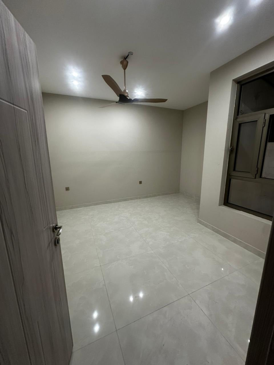 #للايجار____في____السيدية
وحدات سكنية زيرو درجة اولى قرب جسر الجادرية

الطابق الاول فوق الارضي : غرفتين نوم صالة ومطبخ وخدمات ب850

الطابق الثاني:غرفتين نوم صالة ومطبخ وخدمات ب800

للاستفسار:***********

او زيارة مكتب الفهد الهندسي للمقاولات العامة/شارع
