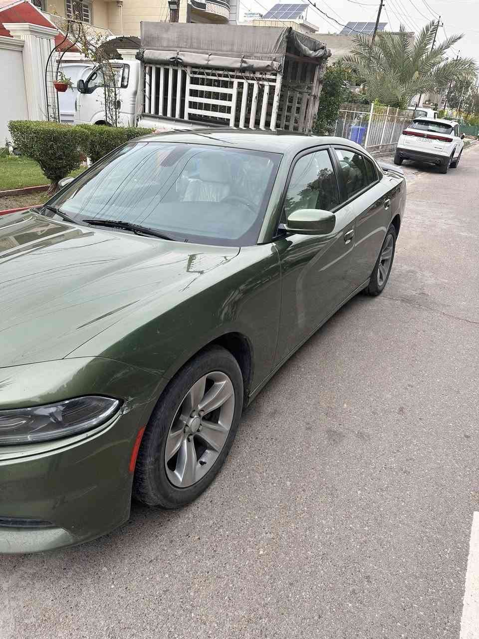 سلام عليكم 
جارجر موديل 21 خليجي 
 لون مميز زيتوني 
‏V6  مكينه 3600
مواصفات sxt
شاشه وسط 
كامره وحساس خلفي
كار بلي
تشغيل عن بعد 
مكفوله كفاله عامه عدا الباب الخلفي عكس سايق بي صبغ رش فقط بدون فتح
رقم بغداد
***********
المكان بغداد - العامريه
