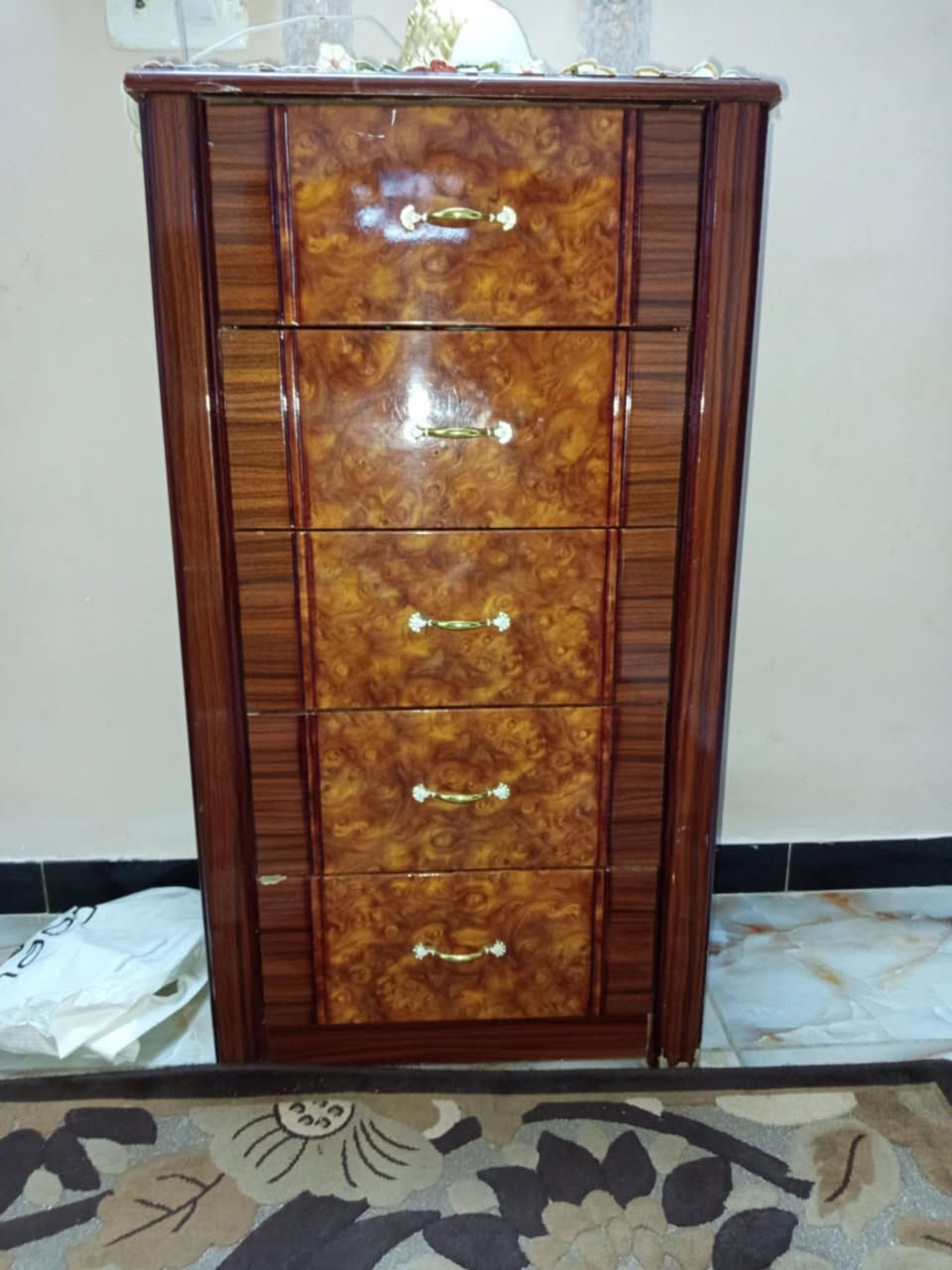 السلام عليكم متاح للبيع غرف نوم عدد 2 الصاج ب350 والثانيه ب200 المكان المحموديه حي السلام للاستفسار الاتصال على:*********** ///*********** غير متواجد عل فيس
