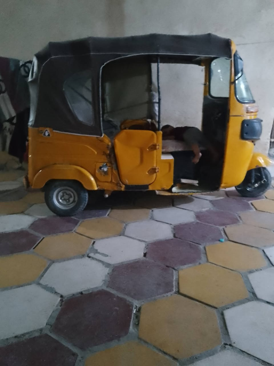 سلام عليكم ورحمه الله وبركاته تكتك واحد وعشرين وراق ماتترقم سعر مناسب مكان ناصريه ***********
