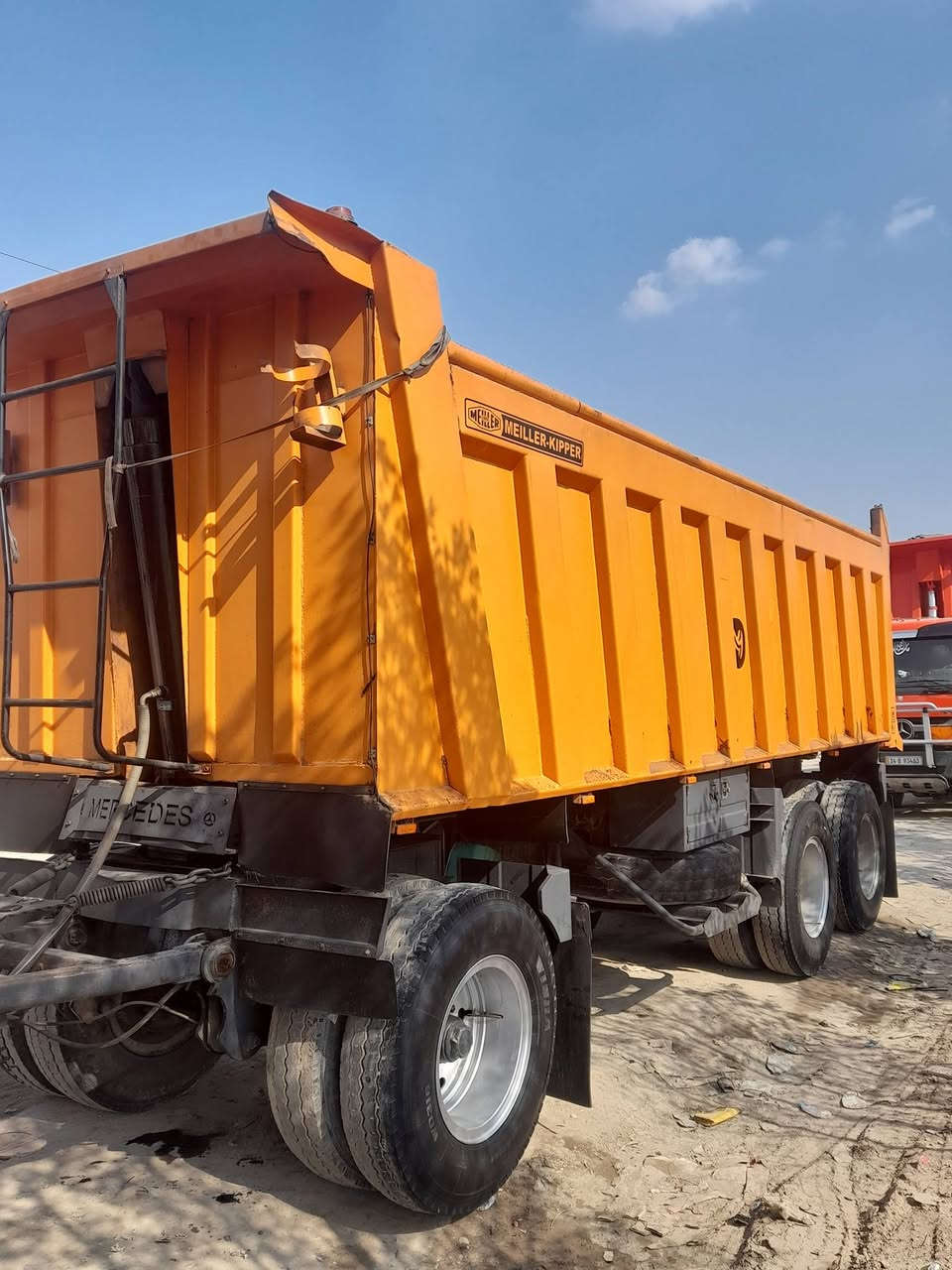 سلام عليكم مقطوره البيع جاهز ماعيزه شي السفسار عل رقم ***********
