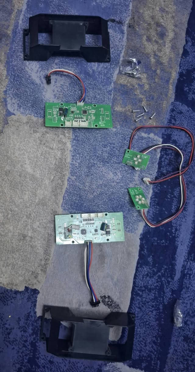مجموعة قطع غيار سكوتر كهربائي (هوفربورد) كاملة - حالة ممتازة 🛴⚡
للبيع مجموعة قطع غيار سكوتر كهربائي (هوفربورد) مستعملة بحالة جيدة، تشمل كل ما تحتاجه للصيانة: 🛠️
​لوحات التحكم الإلكترونية (الماذربورد الأساسية). 🖥️
​حساسات التوازن. ⚖️
​أغطية وهيكل بلاستيكي خارجي بحالة ممتازة. 🛡️
​القطع كانت تعمل بشكل ممتاز قبل فك السكوتر، ✅
القطع تشتغل و اصليه من السكوتر. 🔋
مناسبة جداً لأي شخص عنده سكوتر يريد إصلاحه. 🔧
​السعر: [اكتب السعر الذي تراه مناسباً]. 💰
​المكان: [اكتب منطقتك/محافظتك]. 📍
​للاستفسار: يرجى المراسلة على الخاص. 📩


**إذا كنت صاحب هذا الإعلان وتريد حذفه لأي سبب، رجاءا أرسل رسالة إلى الدعم الفني**