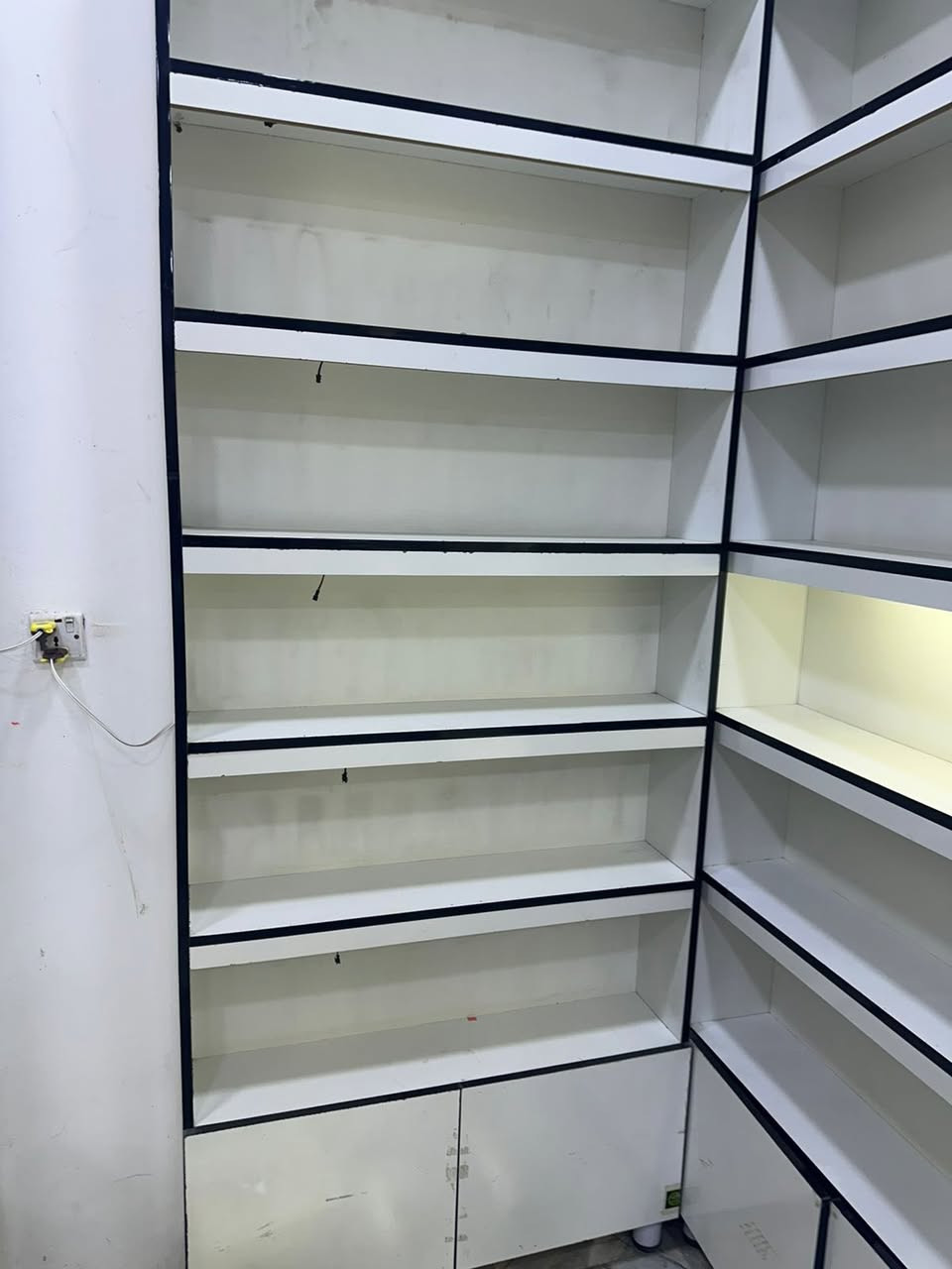 سلام عليكم رفوف جاهزة للبيع مثل ما موضح بل فيديو والصور القطع جداً نضيفة سعر الواحد اخذنه ب ١٧٥ الف وهسه اريدهم ب ٧٠ الف فقط تحب تجي تشوفهم مكاني بسكك وهذا رقمي ***********
