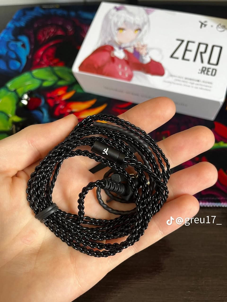 Truthear ZERO:RED، سماعات مراقبة داخل الأذن (IEM) عالية الأداء تعتمد على محرك ديناميكي مزدوج. 
Stars Picker Audio Library
Stars Picker Audio Library
 +1
المواصفات والمميزات الرئيسية
نوع المحرك: محرك ديناميكي مزدوج (10 ملم + 7.8 ملم).
التعاون: تم تطوير هذه النسخة بالتعاون مع المراجع الشهير Crinacle لتحقيق توازن صوتي محدد.
جودة الصوت: تتميز النسخة "RED" بتوازن صوتي محسّن مقارنة بالإصدار الأصلي، مع استجابة ترددية تتراوح بين 20 هرتز إلى 40,500 هرتز.

السعر 45الف والتوصيل مجاني لكافه انحاء العراق 
للتواصل عبر الوتساب ***********
