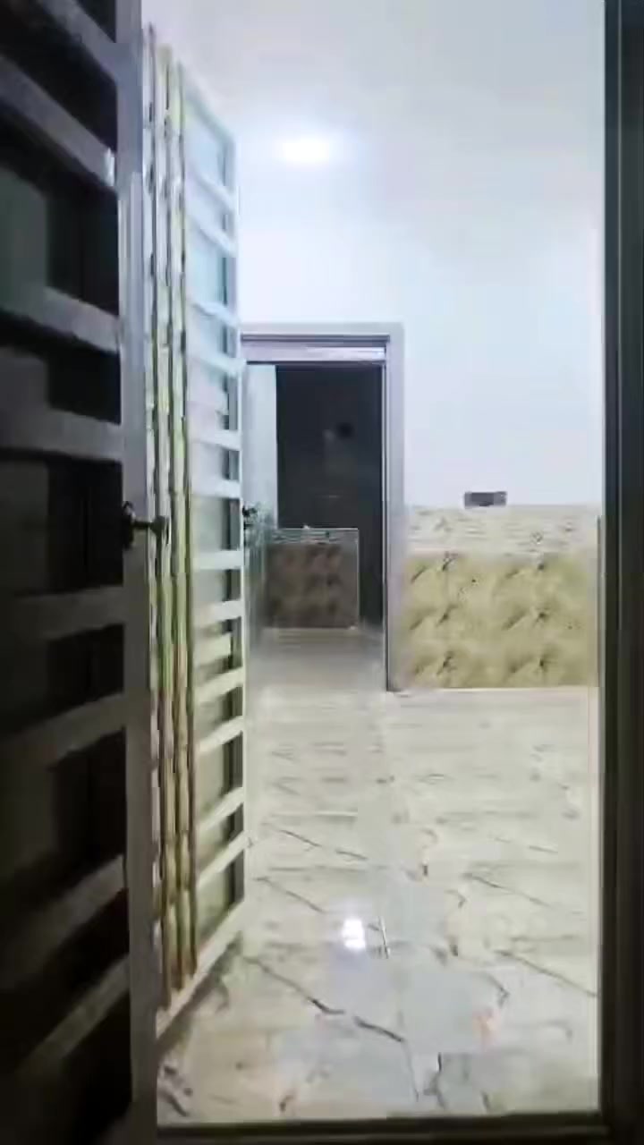 بيت للايجار طابقين مساحه 50متر يحتوي على استقبال صاله مطبخ صحيات داخليه خارجيه طابق ثاني غرفه نوم صاله صغيره صحيات يحتوي على سخان ماطور اناره كامله ايجاره 250قفل مجمع سيد اسماعيل قرب السوك شارع تبليط عرض الشارع 10متر 
للاستفسار اتصل ***********
او واتساب ***********
