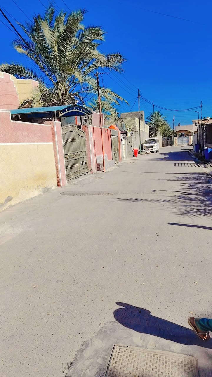 السلام عليكم بيت مساحة 200 متر 10 في 20 طابق واحد مجاري خطين يحتوي ع غرفتين كبار وصالة داخلية 9 متر في 4 ونص واستقبال 6ونص في 4ونص ومطبخ 4ونص في 4ونص في  منطقة بوب الشام بعد الثعالبة مباشر كاع حجي رمضان جنس الأرض طابو زراعي سند 25  للبيع خدمات كاملة مجاري تبيط ارصفة  للتواصل ***********
