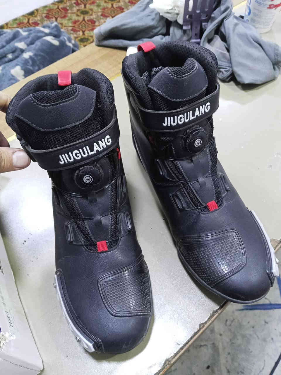 يا الله حذاه سيفتي مال بطح ستعماله مرتين بس وا واحد من حذاه يده مكسوره منه وصله بس يلبس بدون يده بي زنجيل سعره 50 وبي مجال السعر حقيقي مالته 90 مكاني كربلاء شهداه سيف سعد رقمي ***********
