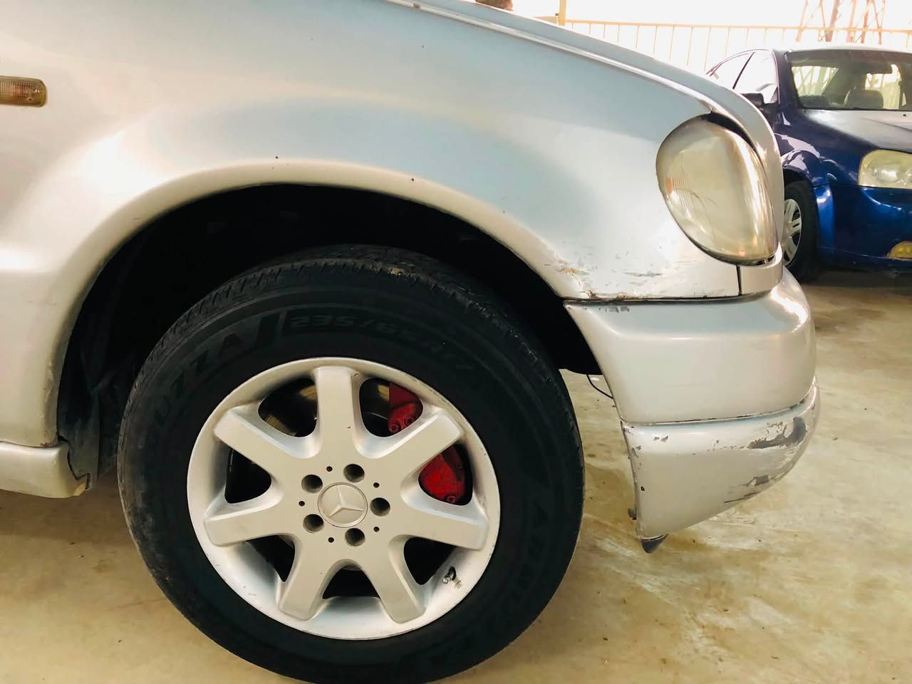 السلام عليكم للبيع مارسدس ML430غواص رقم صلاح الدين دولي فول مواصفات كشنات جلد وخزن ميموري وكهرباء سلايت وشاسه لمس كفاله عامه جديده كلش بيها فقط الباب الخلفي العكس السايق صبغ بدون حادث ولا معجون كير مكينه جدد صدر امامي خلفي جديد تخم تاير نضيف داخل جديد السياره مابيها نقص كلوب مكان السياره صلاح الدين بلد السعر 68وبيها مجال قليل ***********
