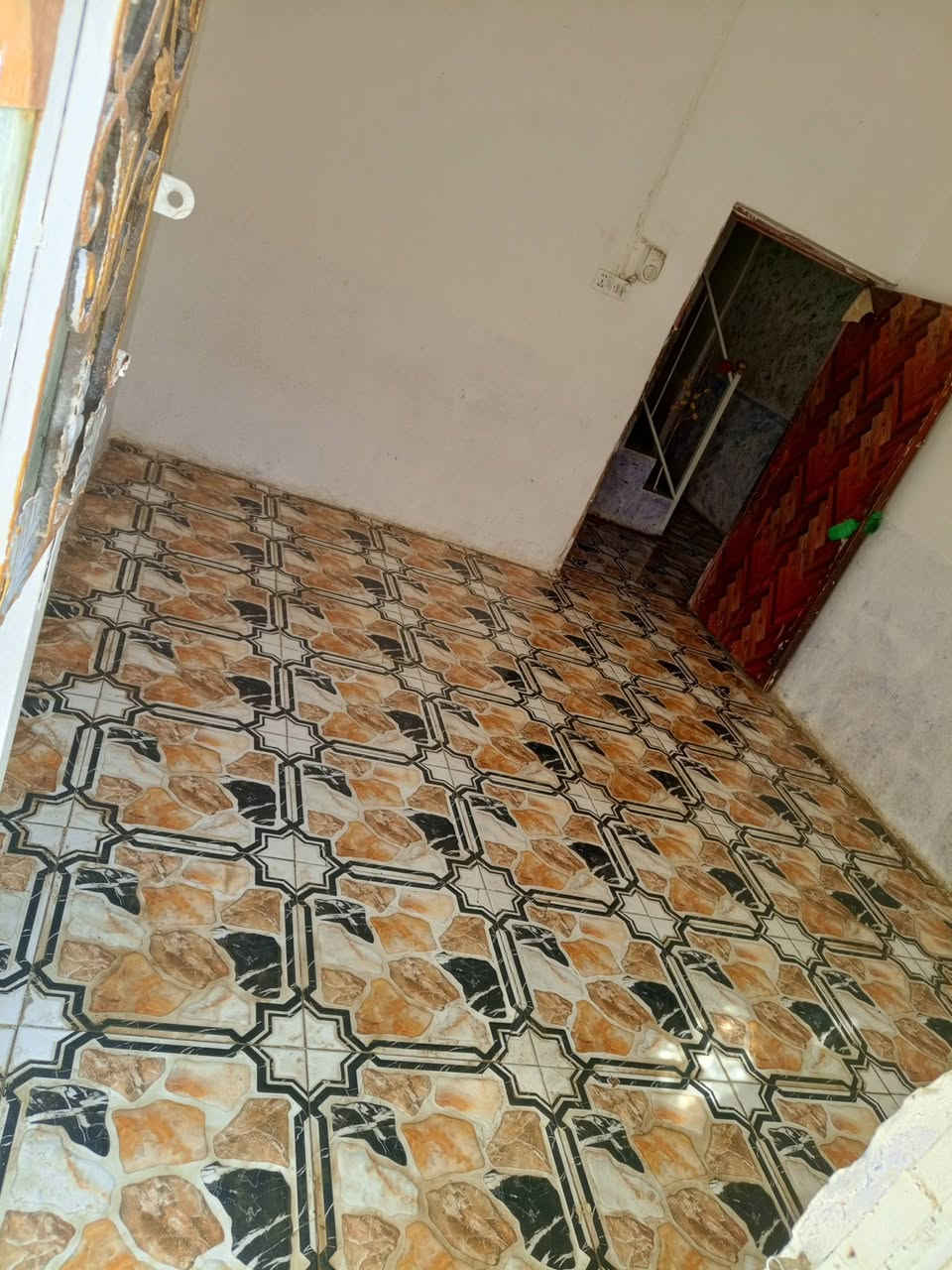 اسلام عليكم بيت طابو صرف 80متر غرفتين غرفه جوه وغرفه فوك وستقبال وصاله ومطبخ موضح بل صور ولفيديو  واجهيه 5ونزال 16 حديقه بيت مرتب سعره 58 وبي مجال وهاذ رقمي ***********
