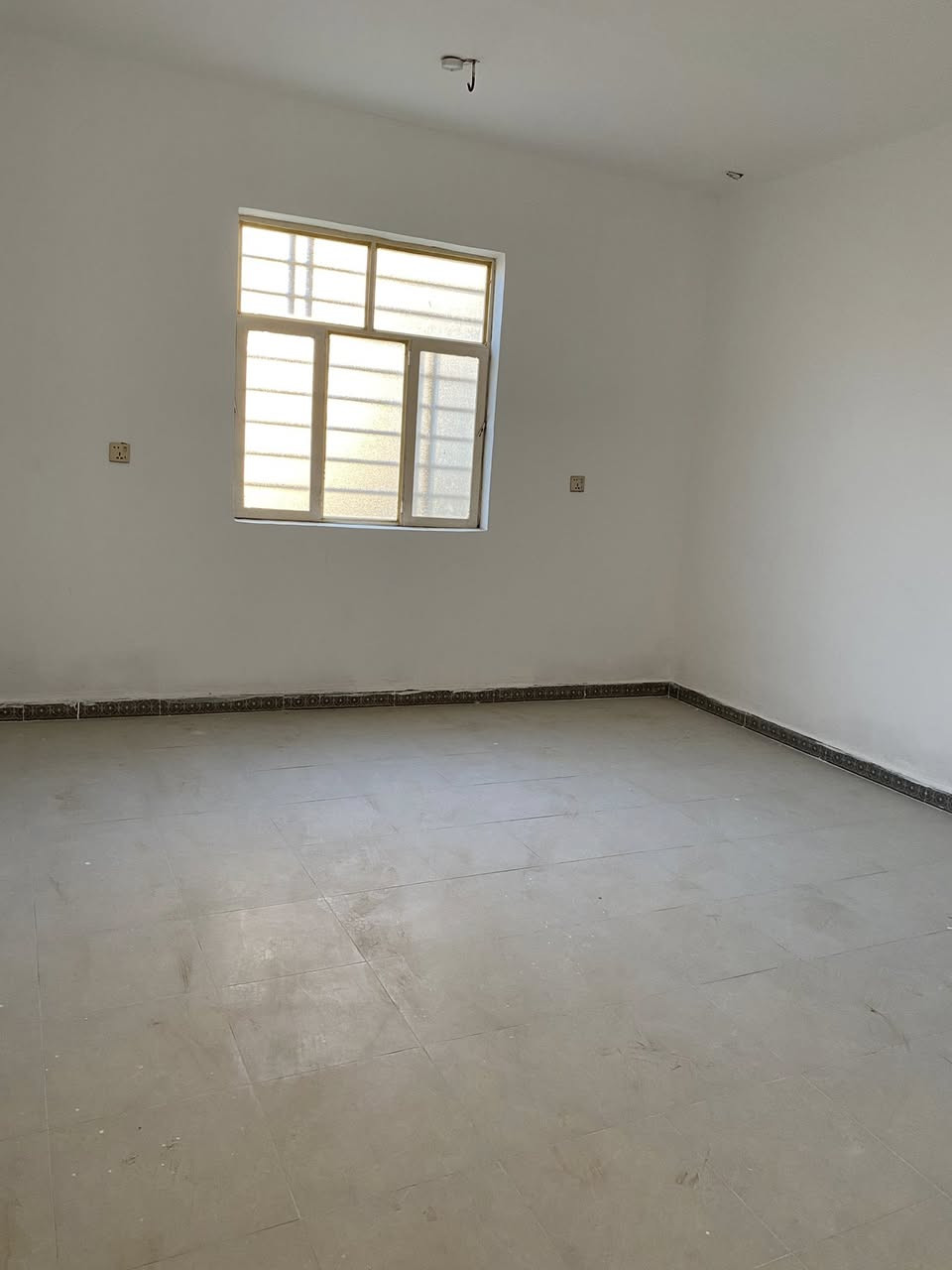 ب السلام عليكم ٥٠ متر واجهه ٥ نزال ١٠ بناء حديث محد ساكن بي خلف العاب النوارس. او نهايه شارع القناصين على البزل المدفون. السعر ٦٥ وبي مجال  ***********
