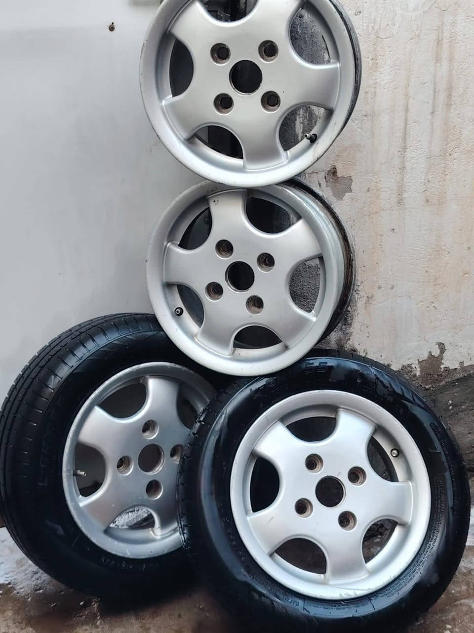 السلام عليكم للبيع اربع وياله مع زوج تايرات جدد مااعرف مال ياسياره حجم ١٣السعر ١٥٠ مكان بغداد الغزاليه رقم الهاتف ***********
