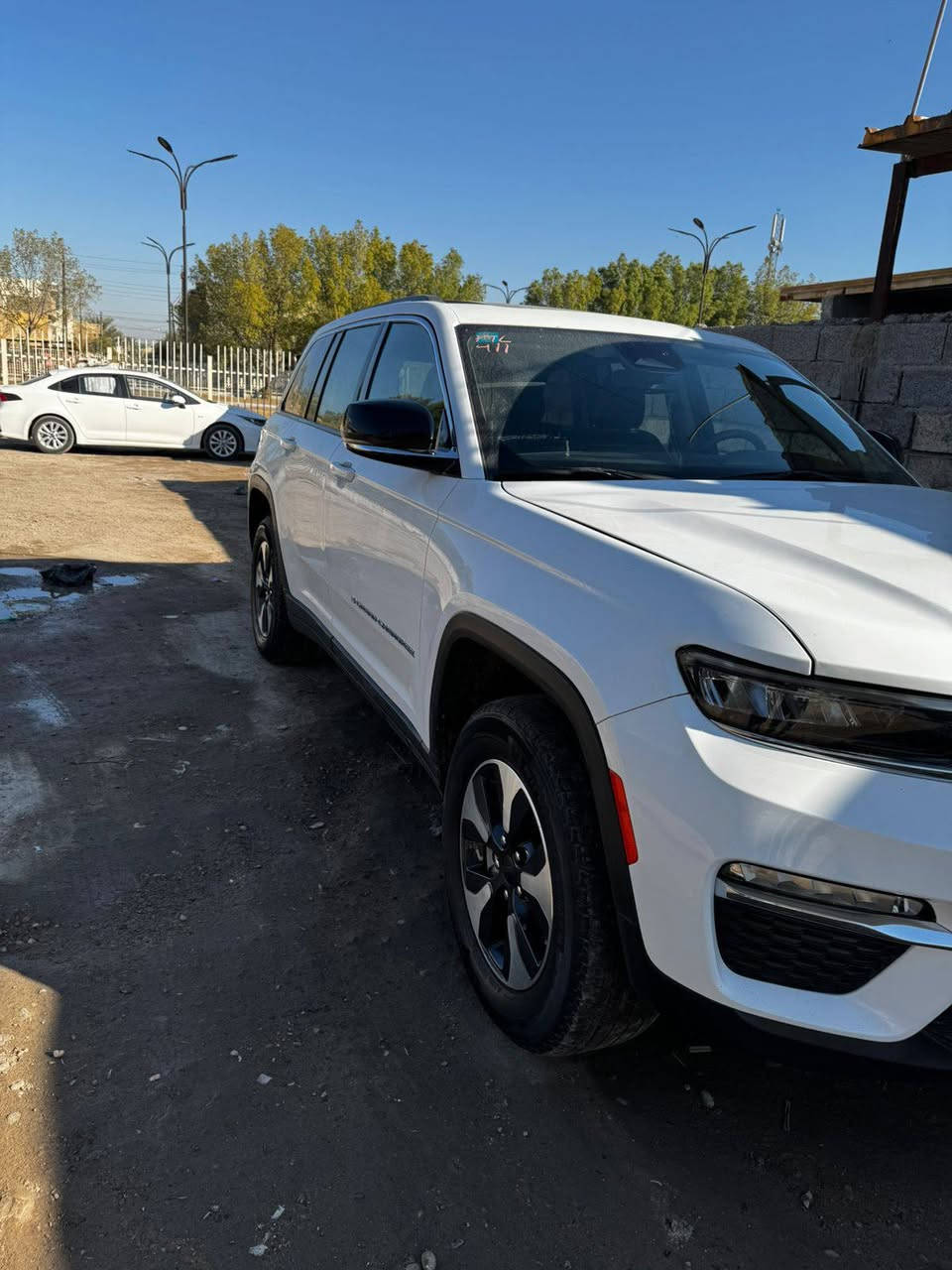 السلام عليكم جيب كراند شيروكي هايبرد 2024 مرقم بغداد الدولي بسمي
حجم المكينة : 2000 تيربو + هايبرد + شحن منزلي 
المواصفات:.
1. بصمه
2.شاشه كبيره
3.تشغيل عن بعد
4.رادارامامي+خلفي+جوانب
5. كشنات جلد
6. كشن السايق ميموري
7. كشنات كهرباء
8. صندوق كهرباء
9. حساسات خلفية
10.قطع تبريد
11. إشابر بالمري
12.السياره جديده كلش
13. رادارات 360
14. ثلاث وضعيات قيادة
15. بانوراما فتحتين
16. كير ماوس
17. نظام منحدرات
18. هيتـرات بالكشنات
19. ويل كب كروم
20. لايتات لد
21. بكلايت لد
22. كشافات
23. بصمة أبواب 
24.سايد بريك كهربائي
25. 3شاشات
السياره بدون تبديل بيه صبغ نص البنيد فقط بدون ايرباك 
مكان السياره بغداد الغزاليه
السعر 315 وبيه مجال بسيط
الاتصال على الرقم 
***********  ابو محمد
