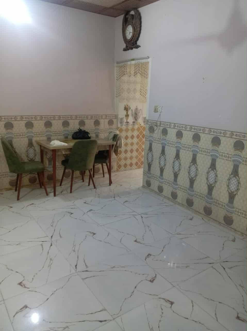 بيت للبيع او مراوس بسيارة حديثة 
المساحة/  155 متر
الطابو / زراعي
البيت مال جناي مشتري من ابو الارض 
نوع البناء/ بلوك عكاده سنة 2021 بناء درجة اولى 
التفاصيل
طابق واحد/ يحتوي على غرفتين وصالة ومطبخ وحمامات ثنين داخلية وخارجية وكراج 
متوفرة جميع الخدمات ماء وكهرباء ومدارس
العنوان / النجف . الكوفة . شارع المعمل . قرب اسواق الكرادة. ثالث بيت على الشارع العام
السعر/  32 وبي مجال قليل 
باقي التفاصيل خاص او واتساب فقط
***********
